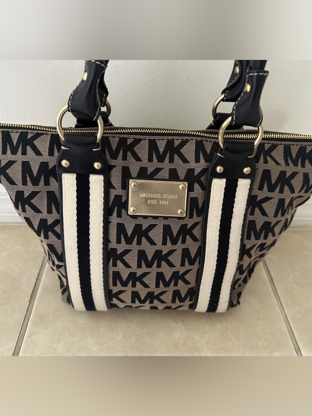 Michael Kors vintage 2007 Jet Set Signature Monogram Satchel .